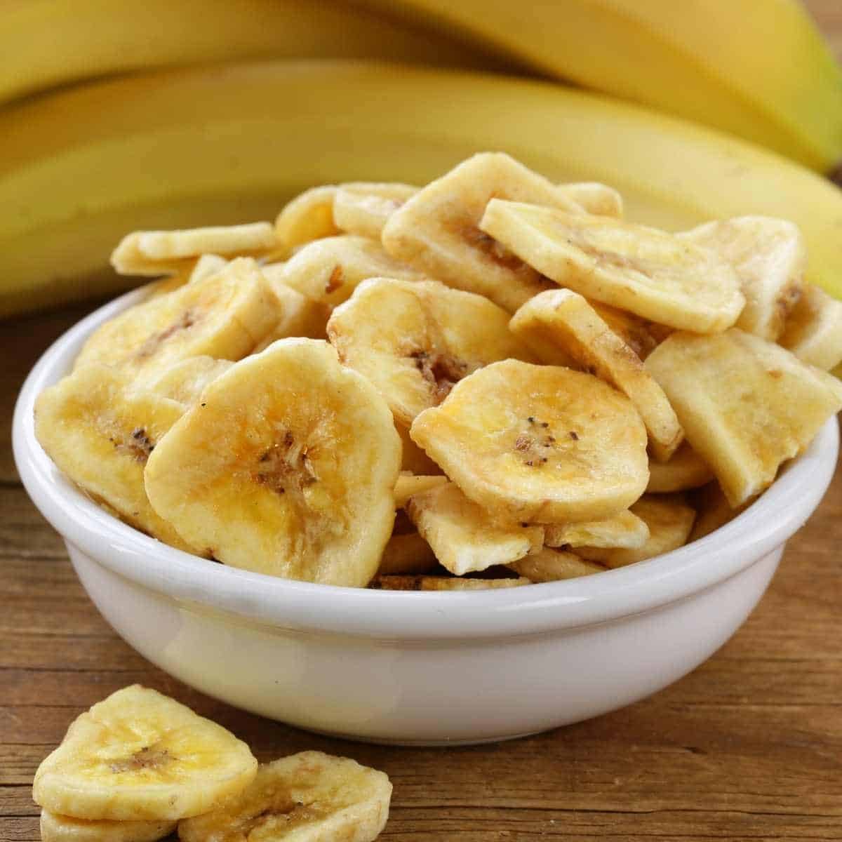 35 Healthy Low Calorie Snacks 28 banana chips featured